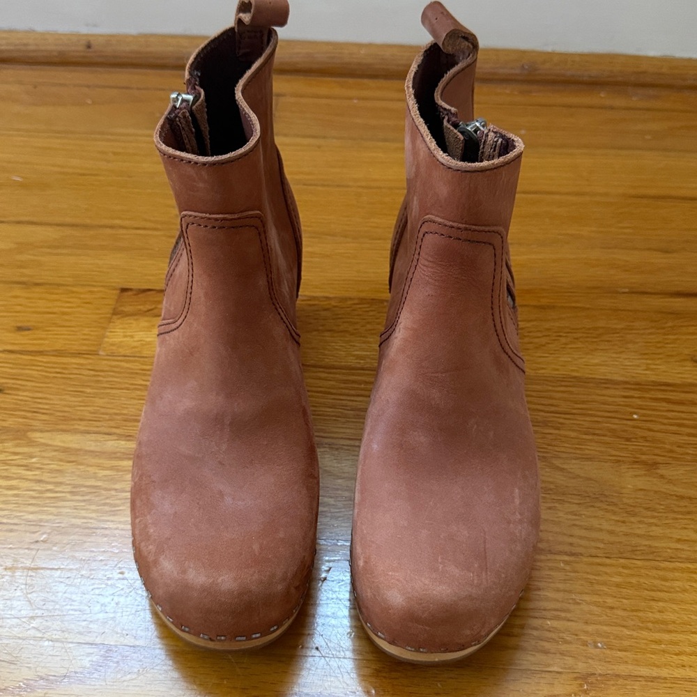 Never worn Swedish Toffel Hasbeens platform ankle boot with side zipper, sz 38